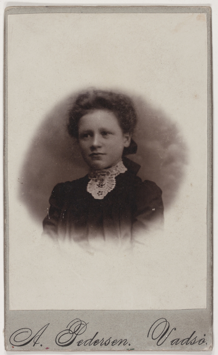 Visittkortfotografi.Alma Koskiniemi til konfirmasjonen 06.10.1907