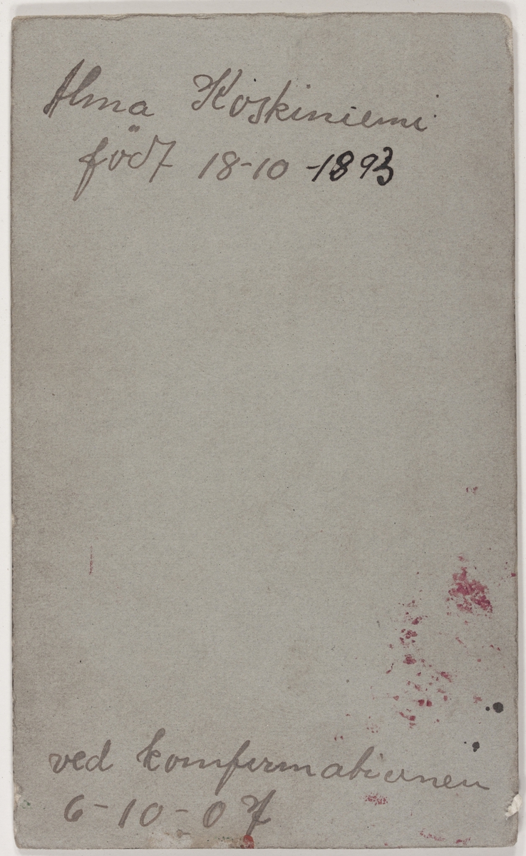 Visittkortfotografi.Alma Koskiniemi til konfirmasjonen 06.10.1907