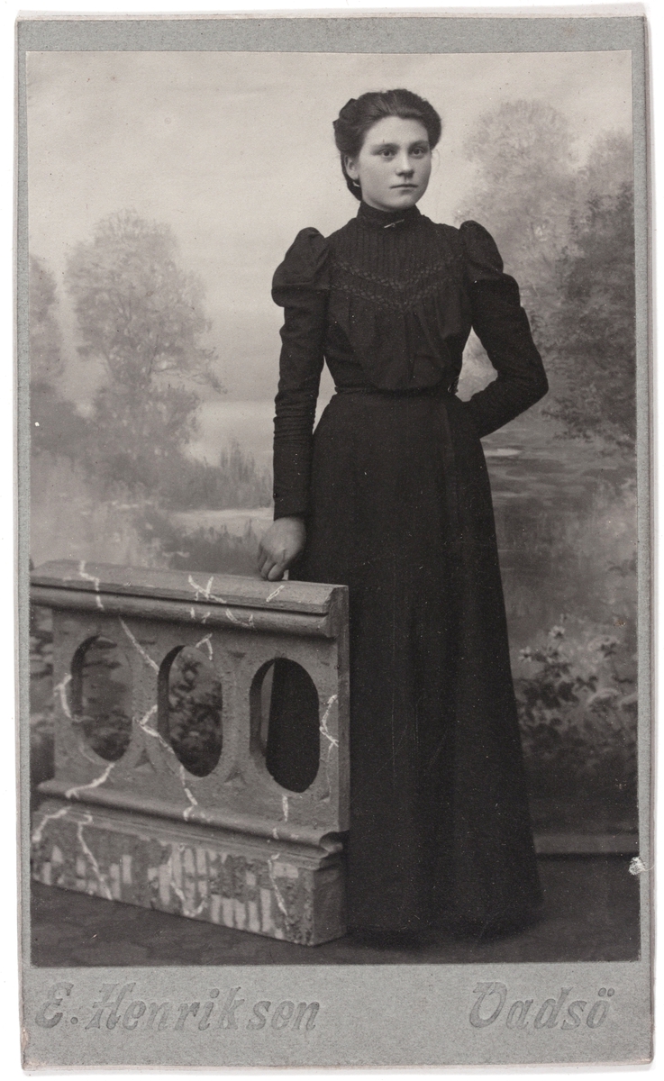 Visittkortfotografi. Alma Garvo ved konfirmasjonen 06.10.1907