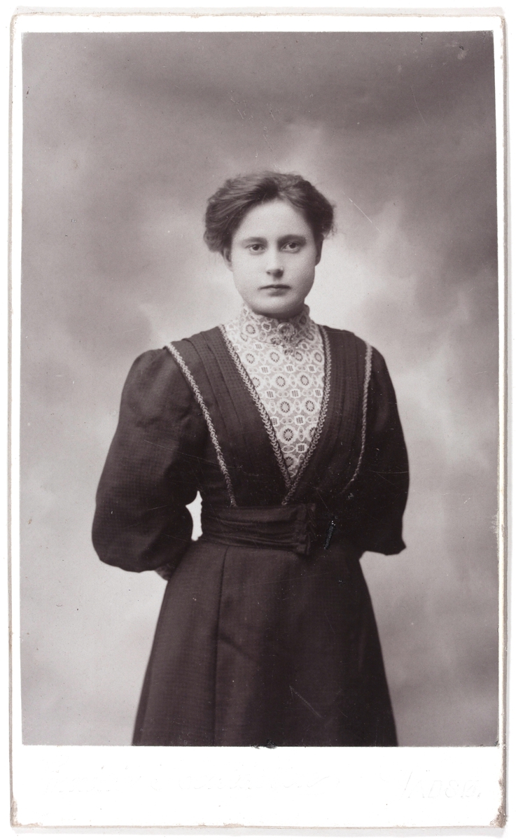 Visittkortfotografi. Josefine Hoftaniska, sommeren 1910