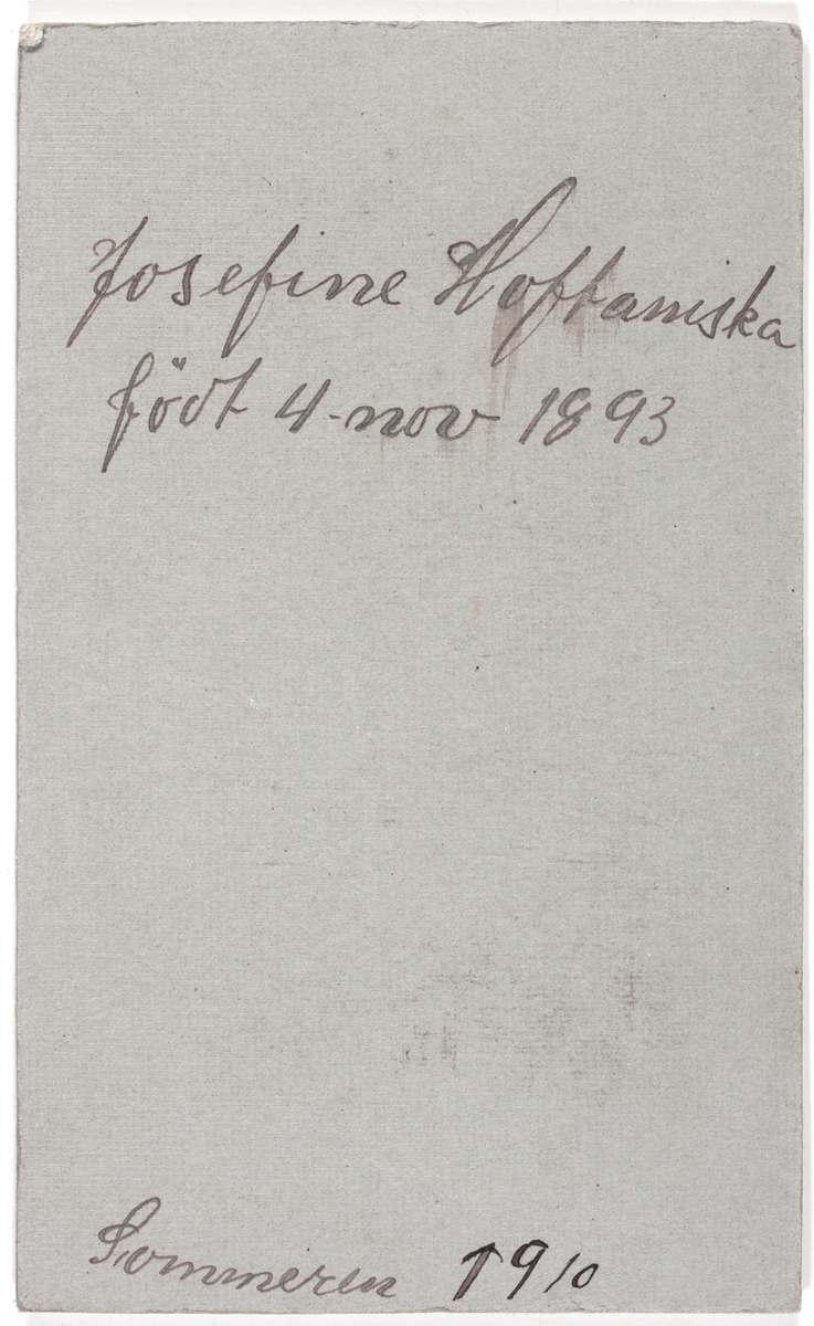 Visittkortfotografi. Josefine Hoftaniska, sommeren 1910