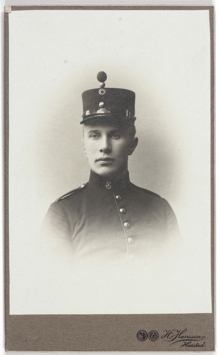 Visittkortfotografi.Ukjent mann i uniform.