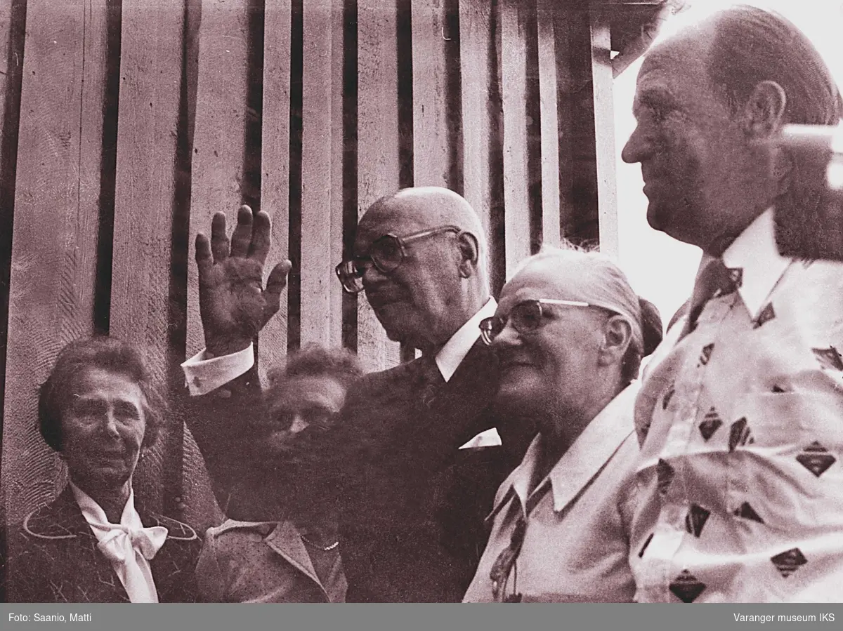 Alf og Ida Tuomainen med president Kekkonen utenfor Tuomainengården i 1977. Damen bak armen til Kekkonen er Aline Strine og lengst til venstre Celine Espejord.