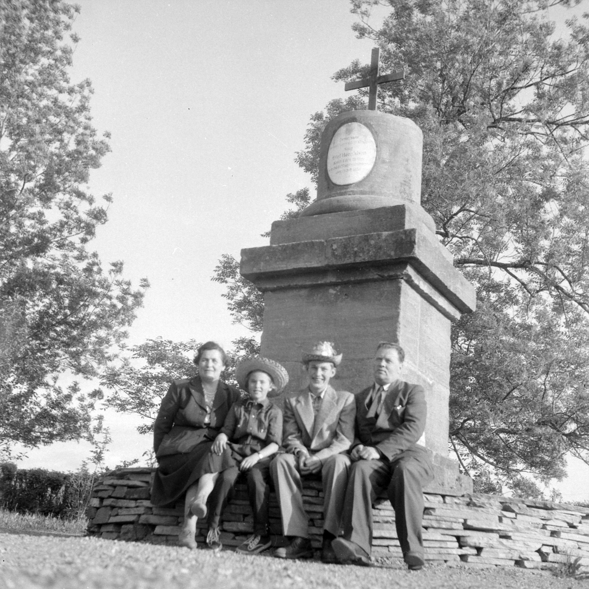 Petra, Asbjørg, Annar og Adolf Skjegstad. Olavsstøtta, Stiklestad.