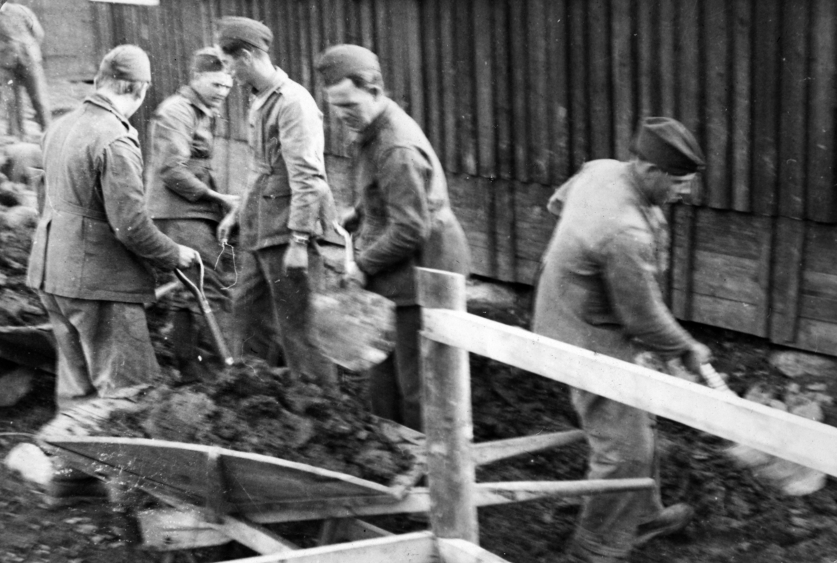 AT-tjeneste på Ådalsbruk i Løten, 26. august 1942 til 26. november 1942. Arbeidsdistrikt nr. 1. Arbiedsfylking IV. Sveit nr. 5. Forleggingssted Ådalsbruk. Arbeidstjenesten under 2. verdenskrig. 
"Bak latrina"