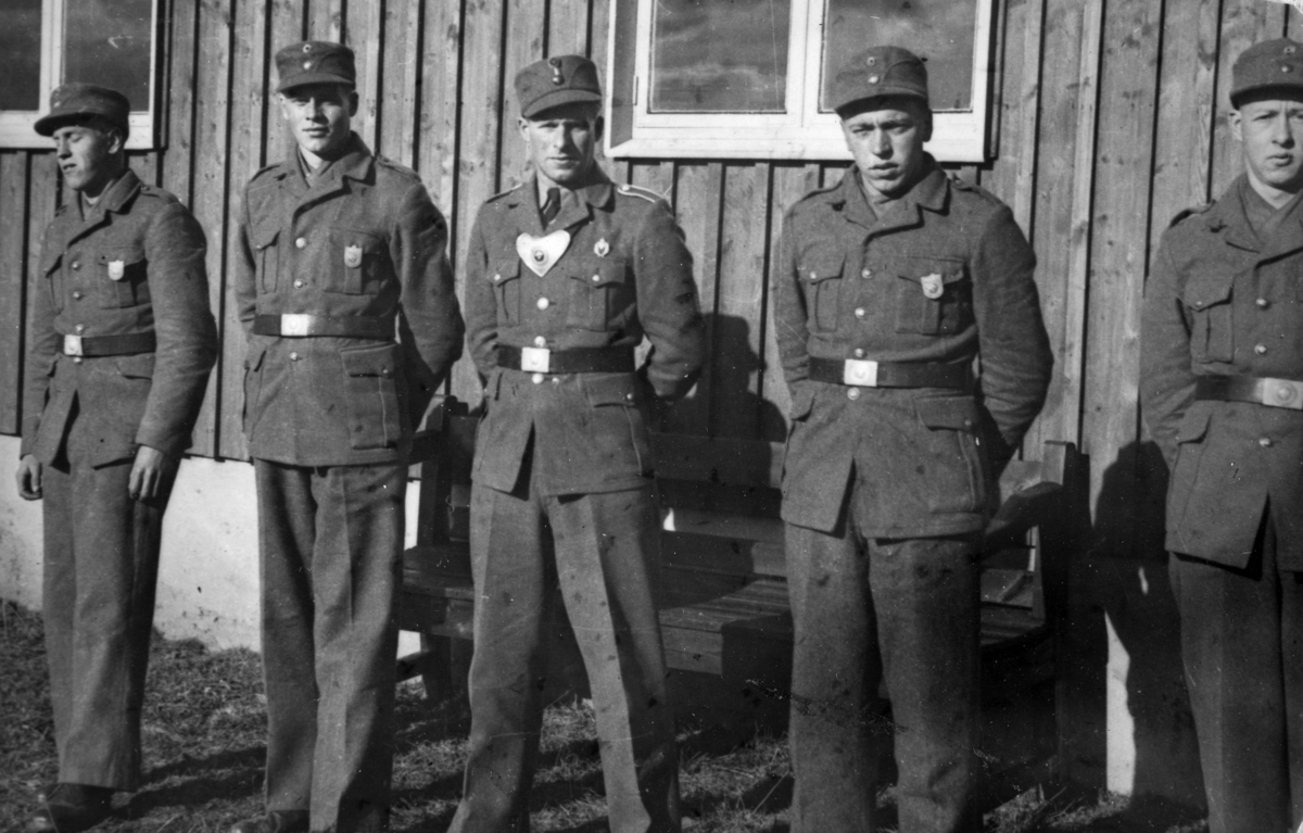 AT-tjeneste på Ådalsbruk i Løten, 26. august 1942 til 26. november 1942. Arbeidsdistrikt nr. 1. Arbiedsfylking IV. Sveit nr. 5. Forleggingssted Ådalsbruk. Arbeidstjenesten under 2. verdenskrig. 
Vakt. Hansen, Sandbek, lagfører Løvlien, Larsen, Johansen. 