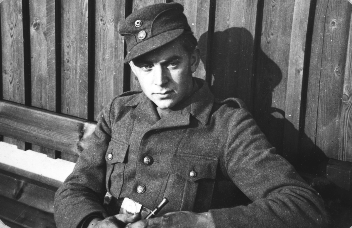 AT-tjeneste på Ådalsbruk i Løten, 26. august 1942 til 26. november 1942. Arbeidsdistrikt nr. 1. Arbiedsfylking IV. Sveit nr. 5. Forleggingssted Ådalsbruk. Arbeidstjenesten under 2. verdenskrig. 
42158 Oddvar Hagen. 