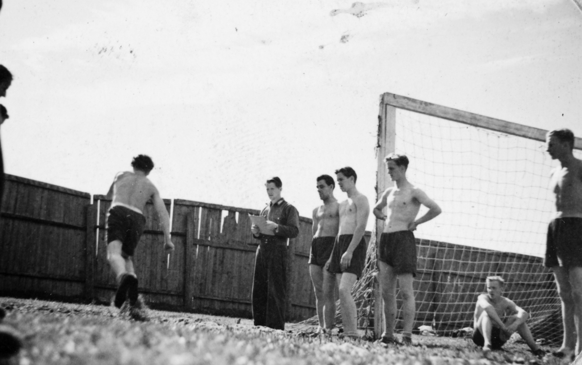 AT-tjeneste på Ådalsbruk i Løten, 26. august 1942 til 26. november 1942. Arbeidsdistrikt nr. 1. Arbeidsfylking IV. Sveit nr. 5. Forleggingssted Ådalsbruk. Arbeidstjenesten under 2. verdenskrig. Idrettsprøve lengdesprang. 