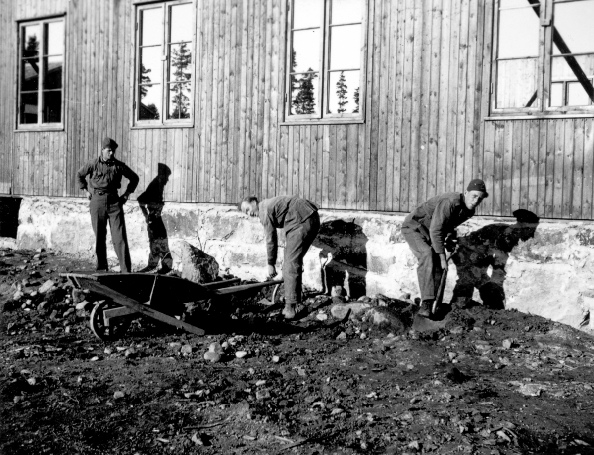 AT-tjeneste på Ådalsbruk i Løten, 26. august 1942 til 26. november 1942. Arbeidsdistrikt nr. 1. Arbeidsfylking IV. Sveit nr. 5. Forleggingssted Ådalsbruk. Arbeidstjenesten under 2. verdenskrig. Ukjente. Spader, trillebår. 