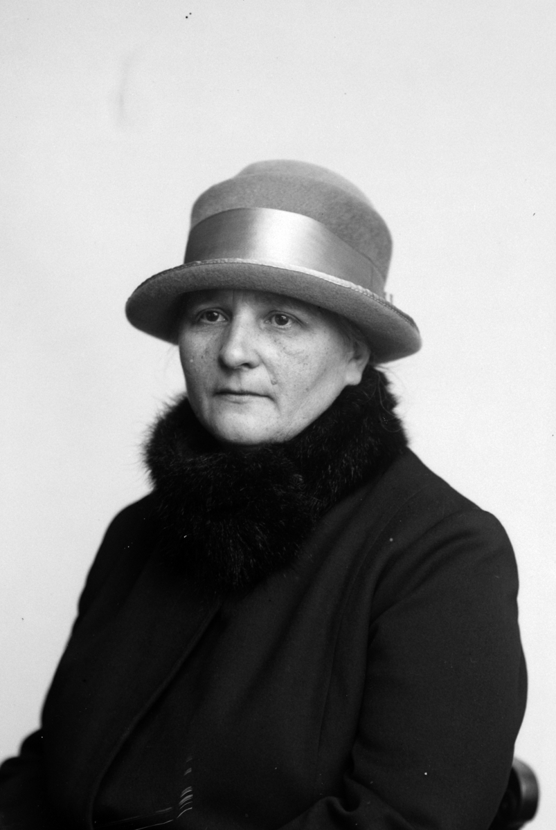 IMISLUND FRU, HALVFIG. , PASS, DAME M/HATT, 29920