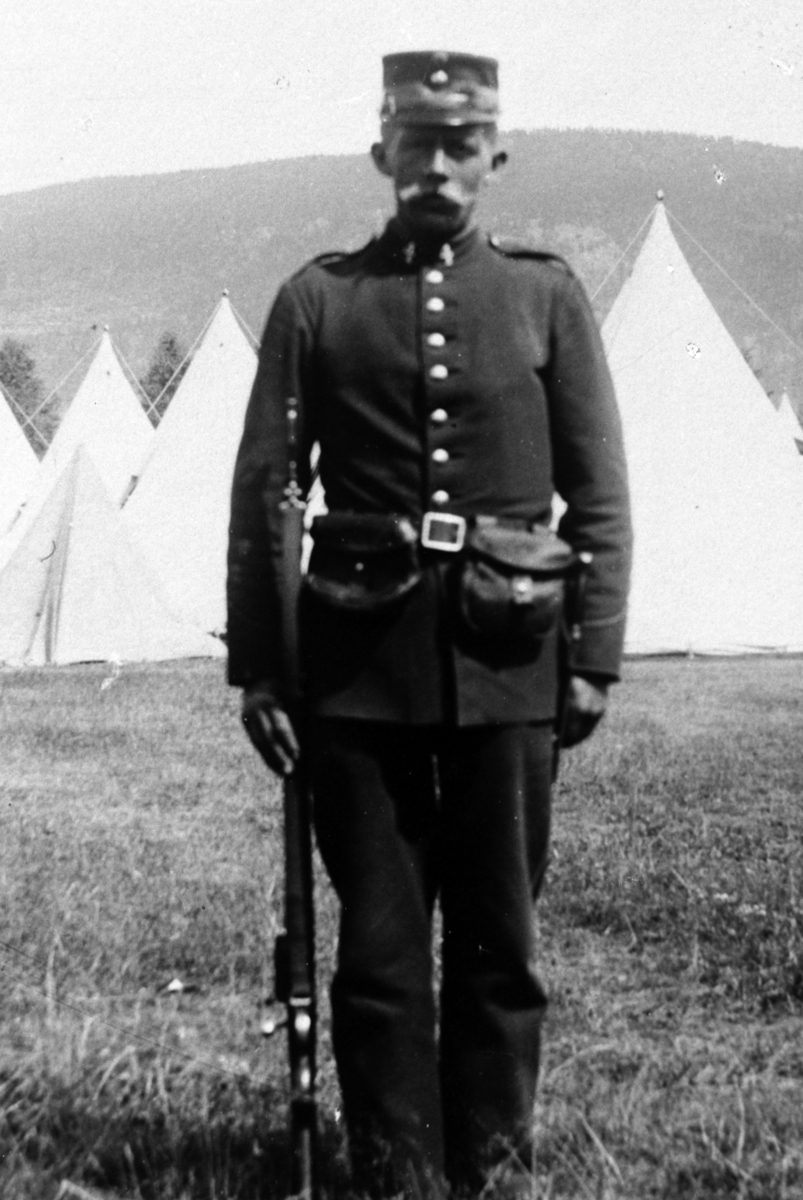 LARSEN G. , REPRO: SOLDAT M/UNIFORM, LEIR, 11437