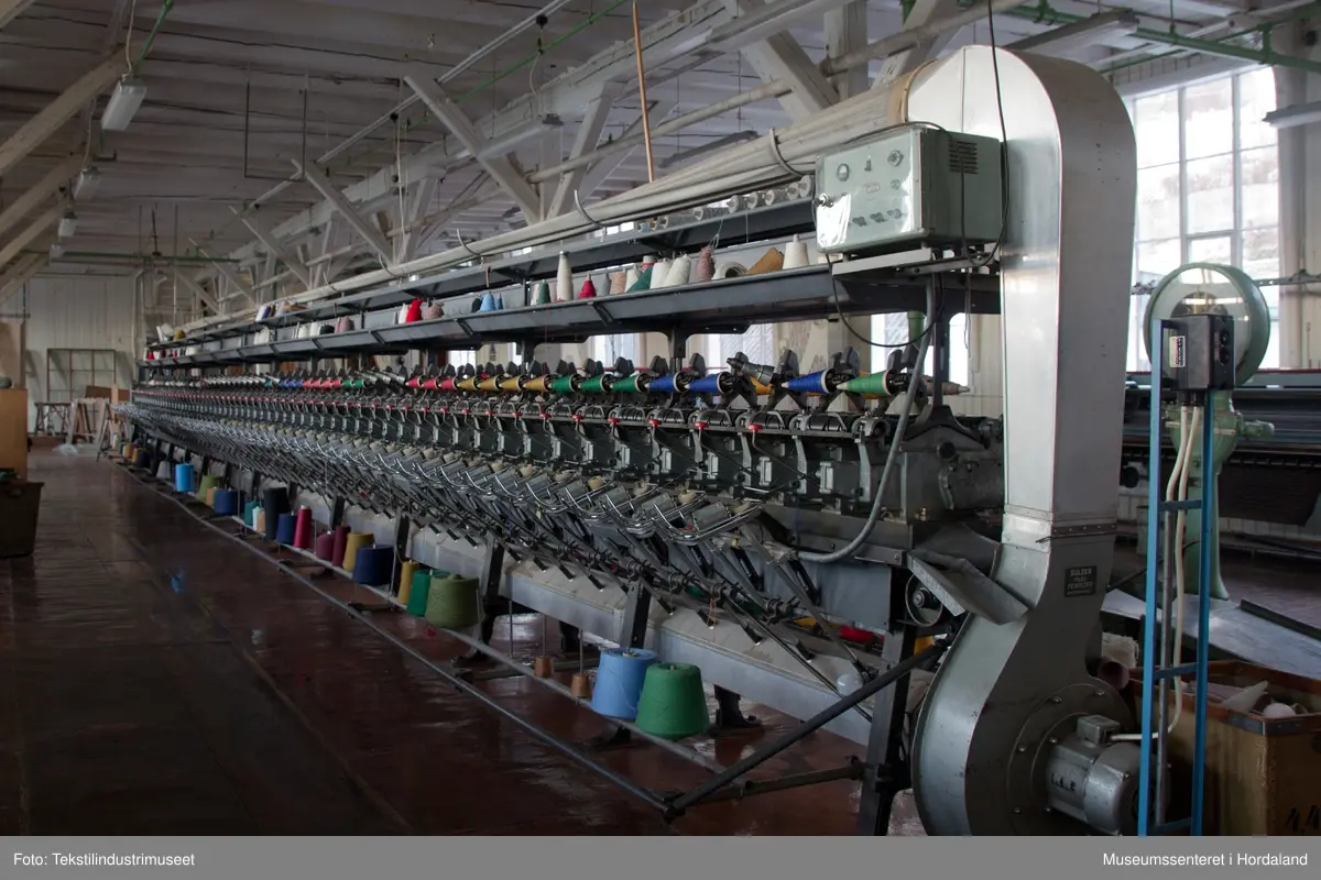 Spolemaskin med plass til 120 koner (60 på kvar side), elektrisk motor på eine sida, og støvsugar på den andre (støvsugarposen ligg øvst langs heile maskina, og det er små "sug" ved kvar kone som går ned under maskina.

Støvsugar: Sultzer Filex-Feinfilter, Winterthur/Suisse