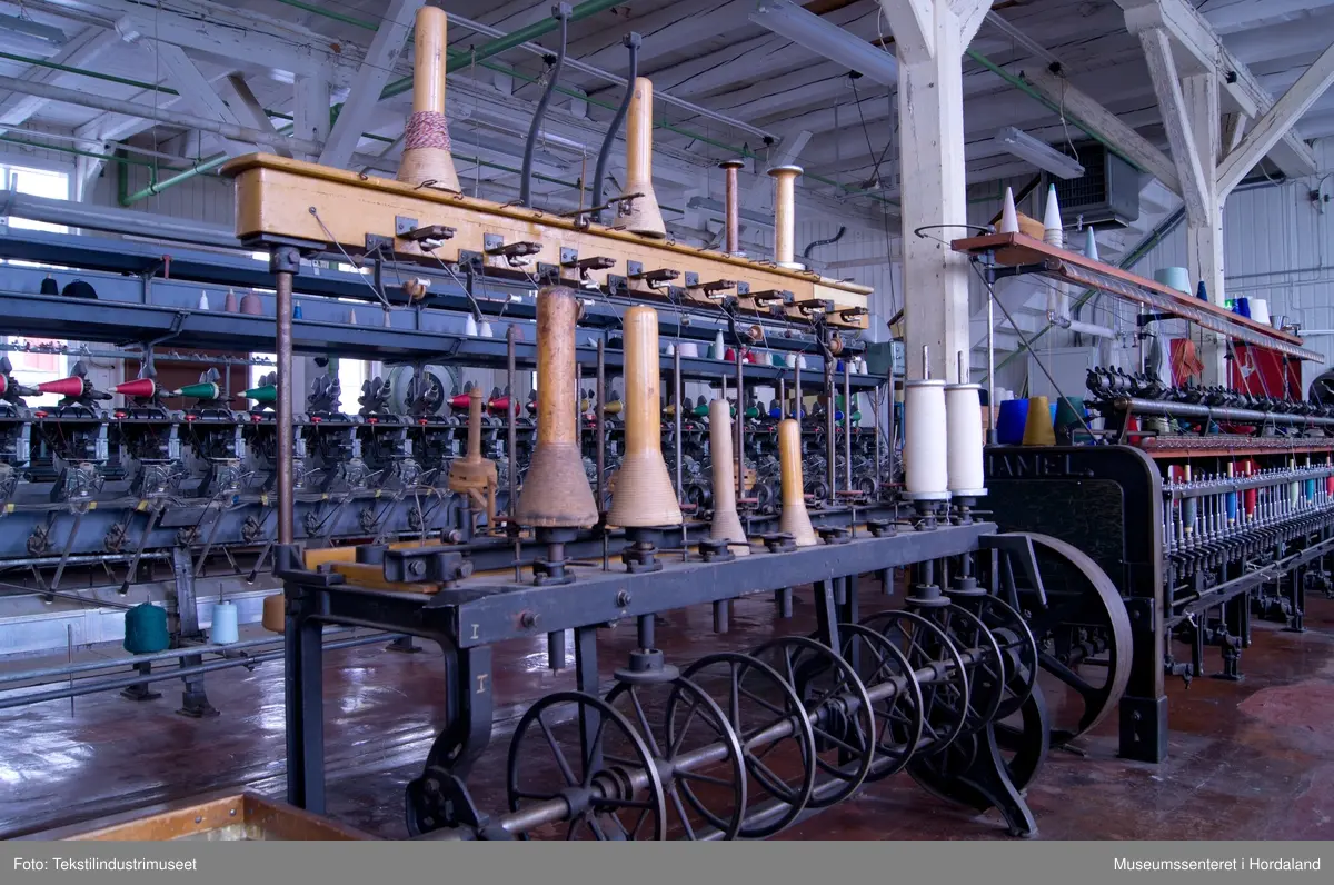 Spolemaskin brukt til å spole tråd frå hesper til hylser.