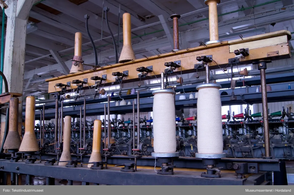 Spolemaskin brukt til å spole tråd frå hesper til hylser.