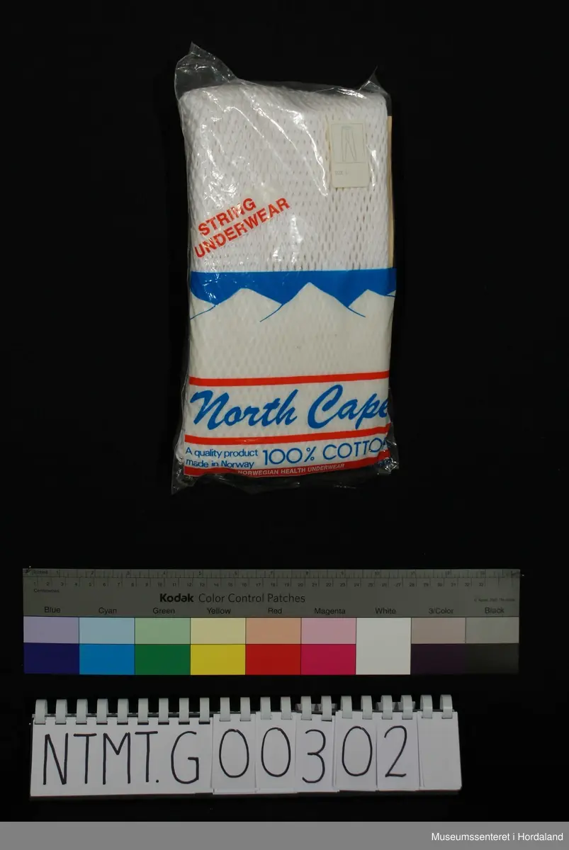 Lange ben med brotavslutning. Strikklinning i livet. Laget i helsetrøyestoff. Kile i tettere stoff midt foran, midt bak, og på inside lår.
