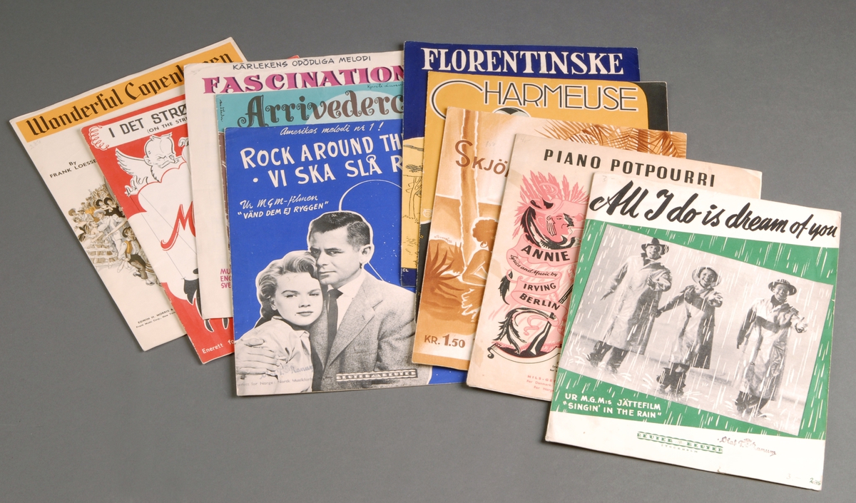 Tynne hefter omtrent i A4-format, 4 - 10 sider. Innholder noter til følgende musikk:
All I do is dream of you, av Nacio Herb Brown (komponist)
Skjönne Tahiti, av Arne Jonassen
Wonderful Copenhagen, av Frank Loesser
Annie get your gun, selection, av Irving Berlin
I det strøk hvor du bor, fra My fair Lady, av Frederick Loewe
Florentinske netter, av Nico Dostal
Fascination, av F. D. Marchetti
Arrivederci Roma, av R. Rascel
Rock Around The Clock, av Max C. Freedman
Tango charmeuse, av Jacob Gade 