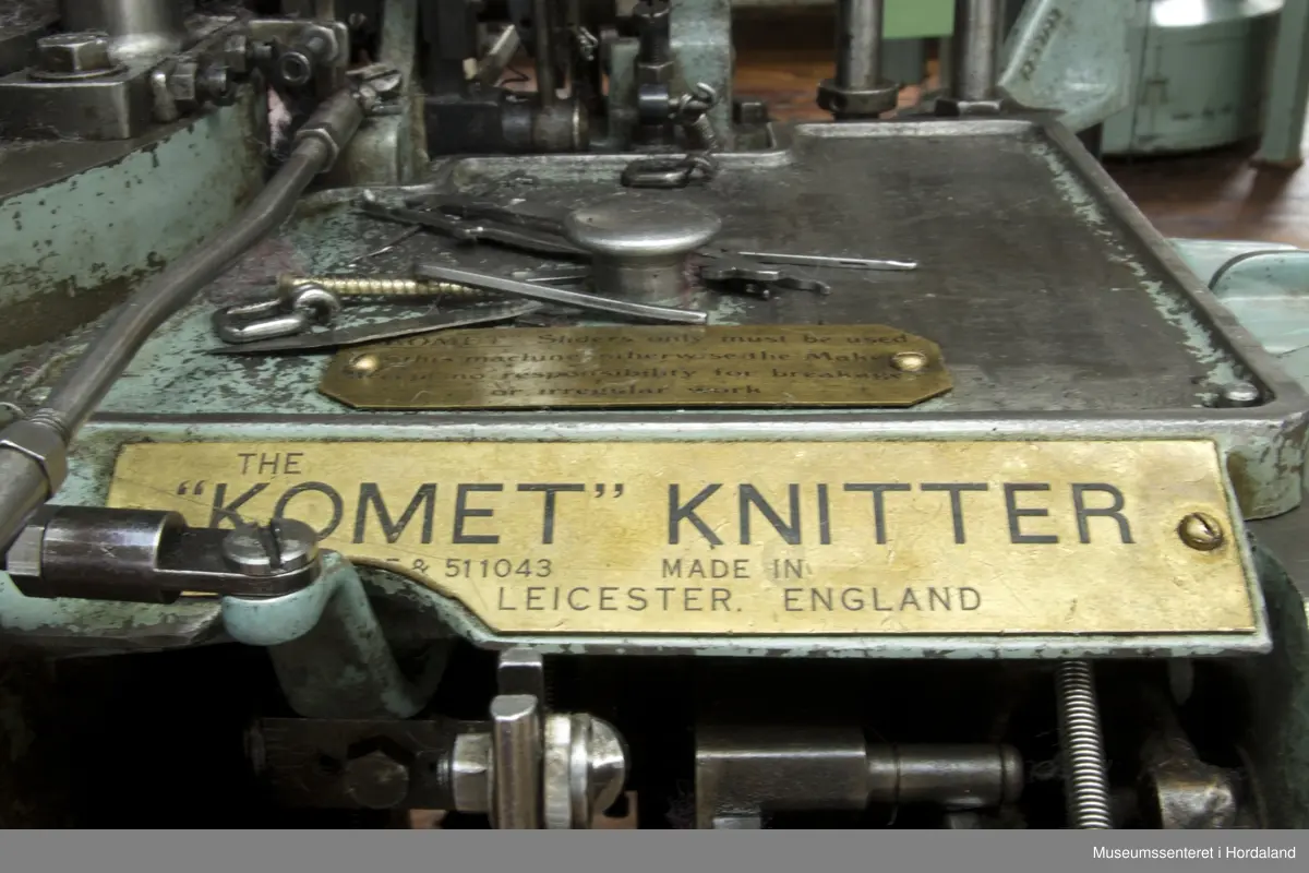 "Komet" sokkestrikkemaskin laga av Bentley i Leicester, England. Maskina har 48 nåler og 5-tommers sylinder. Maskinnummere er 59442, og den har eit rundt skilt med talet '51' på - dette er ei intern maskinnummerering frå Salhus Tricotagefabrik. 

Maskina strikkar forholdsvis grovt, og vart brukt til å strikke raggsokkar. Maskina produserer ei lang "pølse" med sokkar som er bundne saman i overgangen mellom kvar sokk med ein syntetisk tråd som går vekk i vask. Sokkane må klippast frå kvarandre og syast saman i tåa før dei er ferdige. Ein kan justere lengda på lenka som går vertikalt ned på framsida av maskina, for å endre lengda på hælen og foten, og ein kan òg programmere maskina mekanisk til å strikke ulike typar mønster.