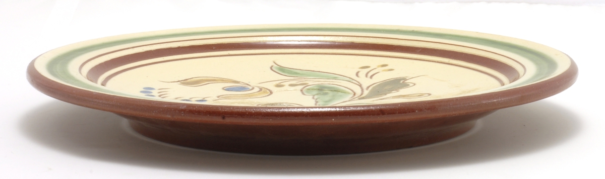 Risset og malt dekor i organiske former