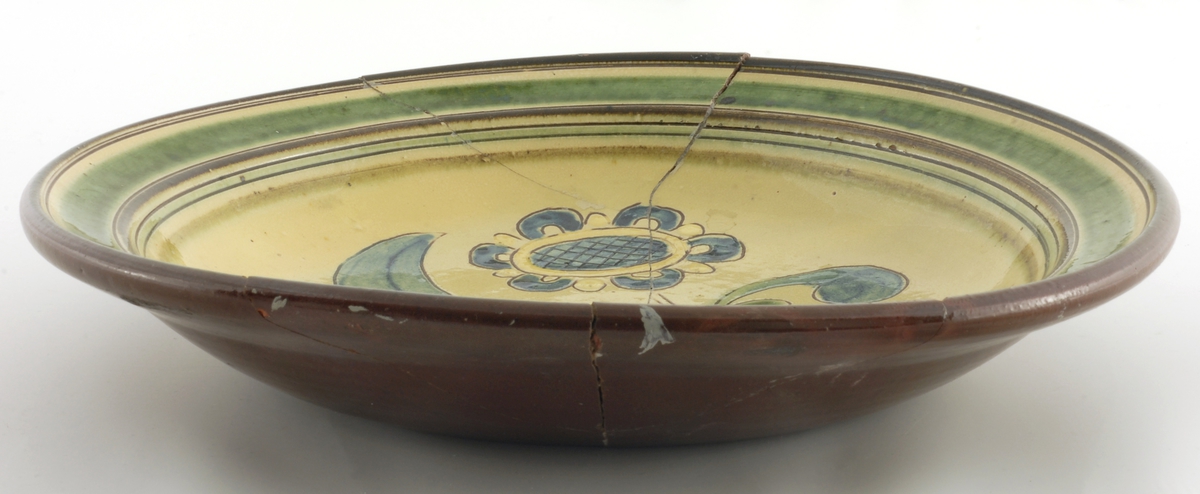 Fat med glassur innvendig og utvendig. Dekor i form av blomst/organiske former - risset og malt innvendig.