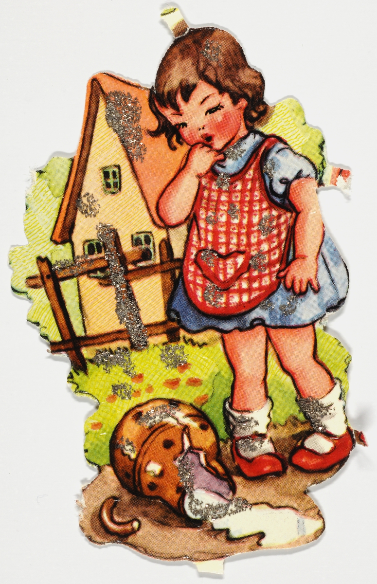 En jente står ved en knust krukke med innhold som renner ut. Hus og gjerde i bakgrunnen.