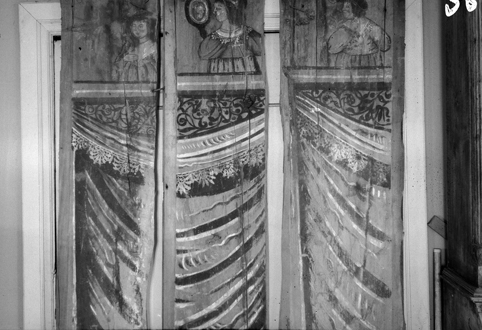 Dekorert panelbord fra Husebyloftet på Huseby gård i Stange. Dekorert med framstilling av 3 ulike sanser på øvre del av panelbordene. Under disse draperier. Malt i limfargeteknikk.