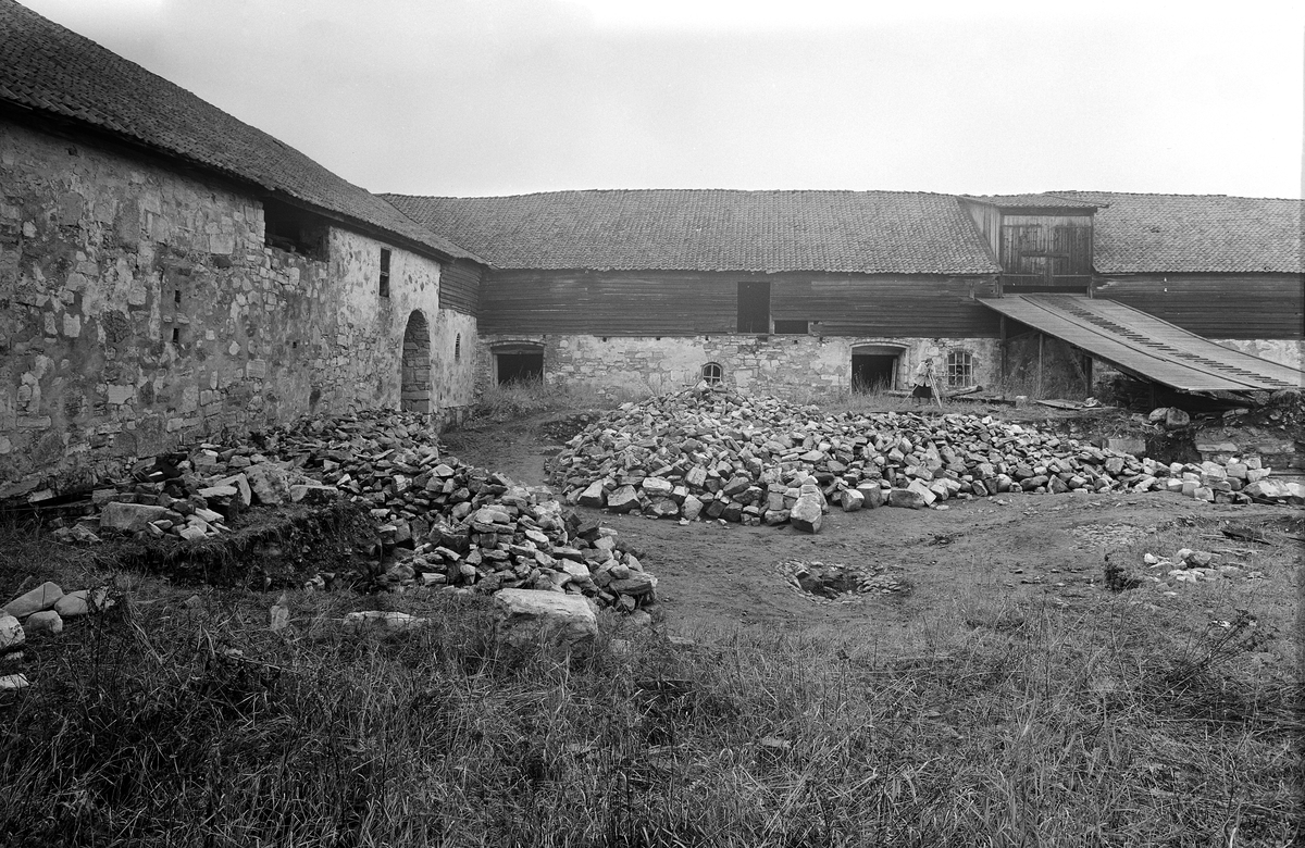 HAMAR BISPEGÅRD, HAMARKAUPANGEN, BORGGÅRDEN, STORHAMARLÅVEN, DOMKIRKEODDEN, ARKEOLOGI, GERHARD FISCHER, FOTO NORMANN, 13. 10. 1948, FOTO 20. Rasmasser i Bispegården.