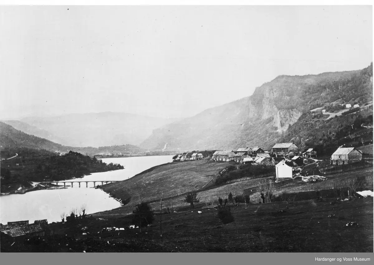 Norheim og den nye brua over Straumen, Norheimsund