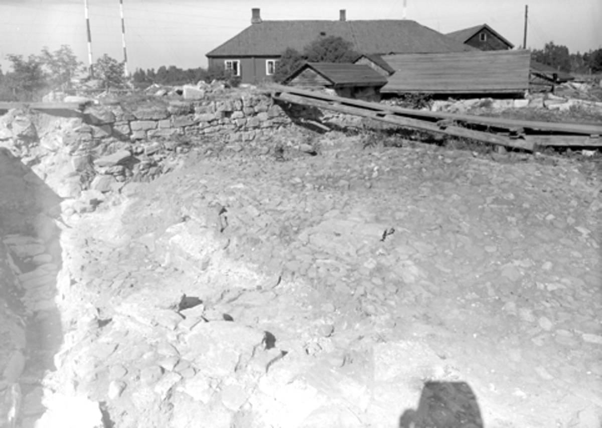 Arkeologiske undersøkelser i Hamar bispegård, Domkirkeodden, Hamar 1955. Oversikt over brolegningen i borggården.