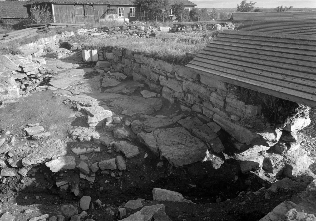 Arkeologiske undersøkelser i Hamar bispegård, Domkirkeodden, Hamar, 1957.  Bygningsrester nord for tårnruinen, Kn. HKR. 300,