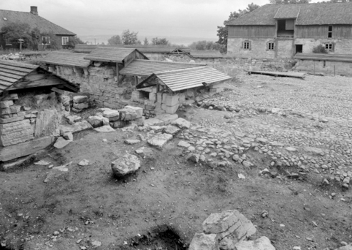 Arkeologiske undersøkelser i Hamar bispegård, Domkirkeodden, Hamar 1958. Undersøkelser i terrenget vest for tårnruinen K. HKR. 300.