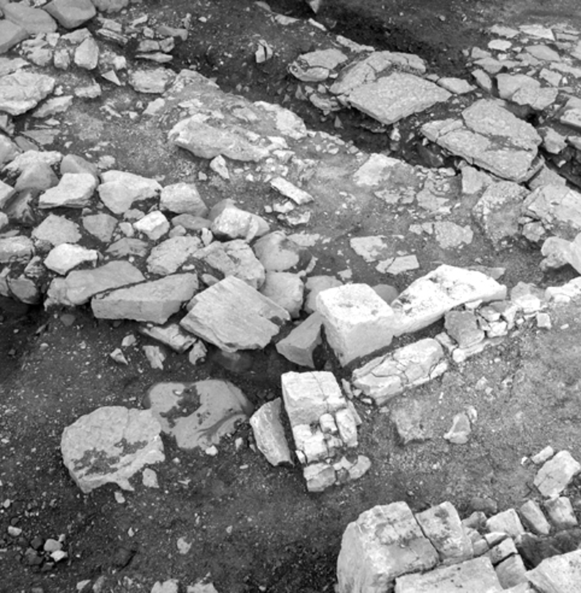 Arkeologiske undersøkelser i Hamar bispegård, Domkirkeodden, Hamar 1958. Bygningsrester øst for sydfløyen P og øst for ringmuren O. HKR. 300.