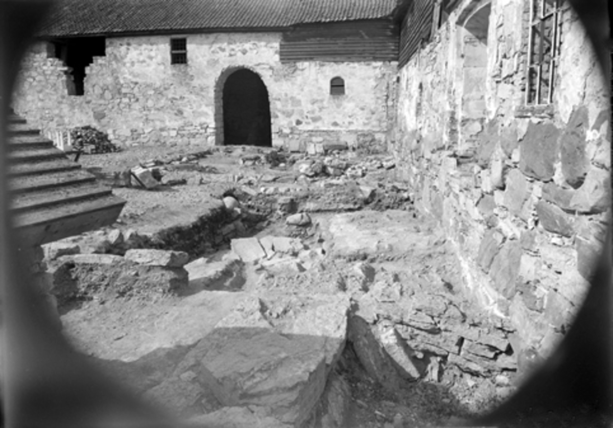 Arkeologiske undersøkelser i Hamar bispegård, Domkirkeodden, Hamar 1959. Området rett syd for nordre ringmur og vest for tårnet. HKR. 300.