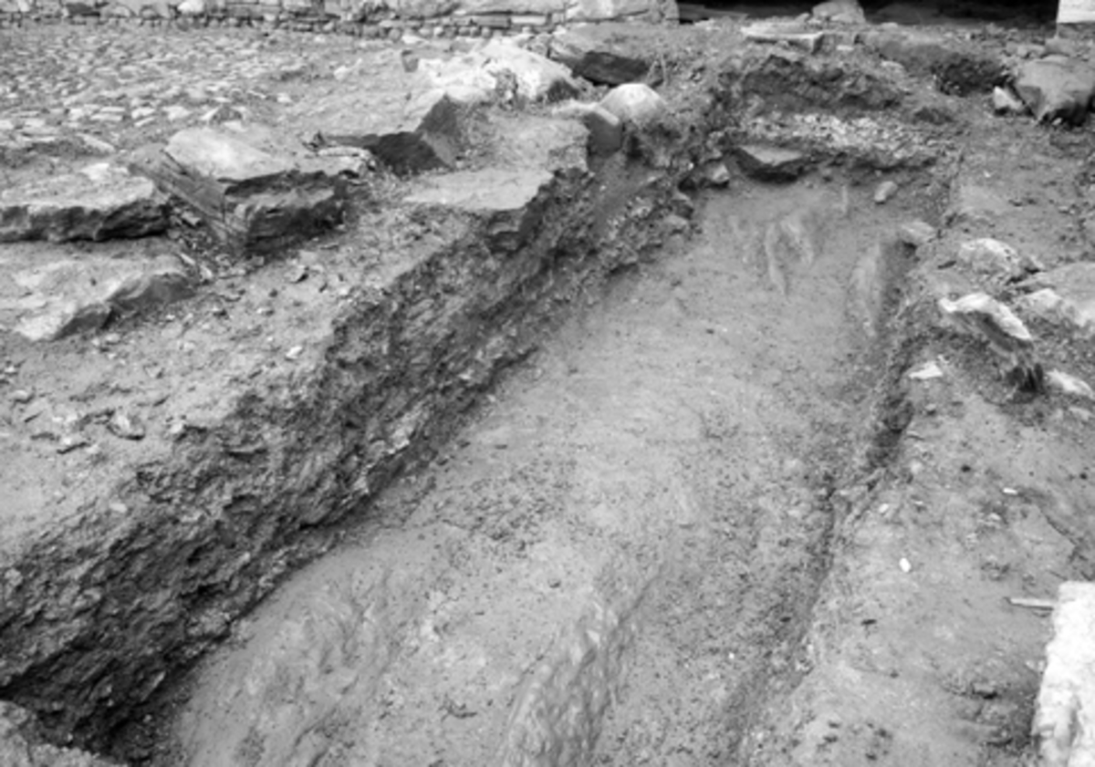 Arkeologiske undersøkelser i Hamar bispegård, Domkirkeodden, Hamar 1960. Nordvestre hjørne av borggården. HKR. 300,