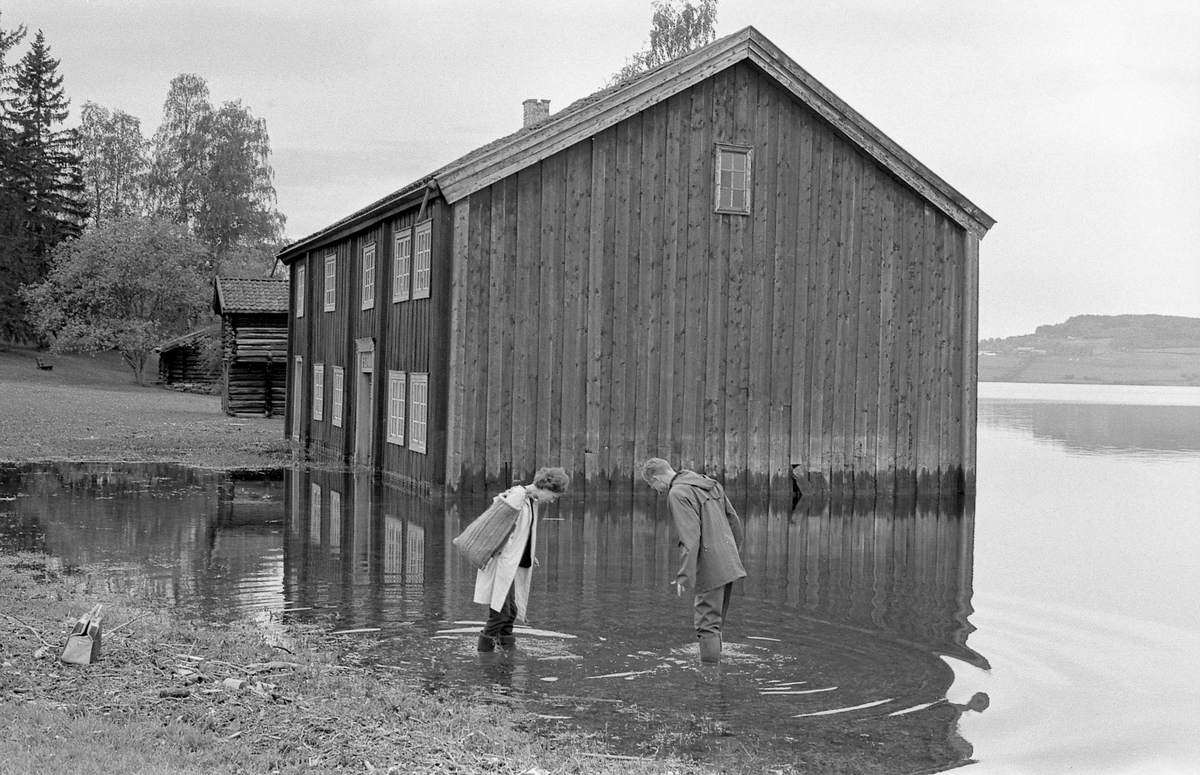 LØTENBYGNINGEN på Hedmarksmuseet, MJØSFLOM I 1967, UTSTILLING, Inger-Helene Vibe-Müller og Martin Blindheim UTE I VANNET UTENFOR BYGNINGEN. 