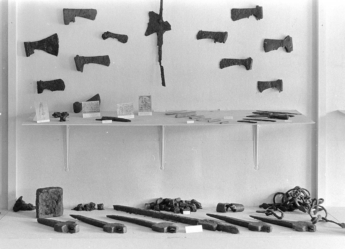 LØTENBYGNINGEN på Hedmarksmuseet, ØSTROM, 1. ETG. , ØSTROMMETS ØSTVEGG. UTSTILLINGEN FØR EVAKUERING TIL 2. ETG. pga flommen i Mjøsa som steg raskt. 
