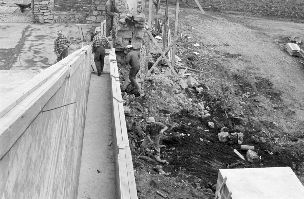 Storhamarlåven, ombygging til museumsbygg. Hedmarksmuseet,   GANGBRO NED FRA ÅKERUTSTILLINGEN? I C-FLØY, TATT MOT ØST. HDH. 03, P. M. T.
