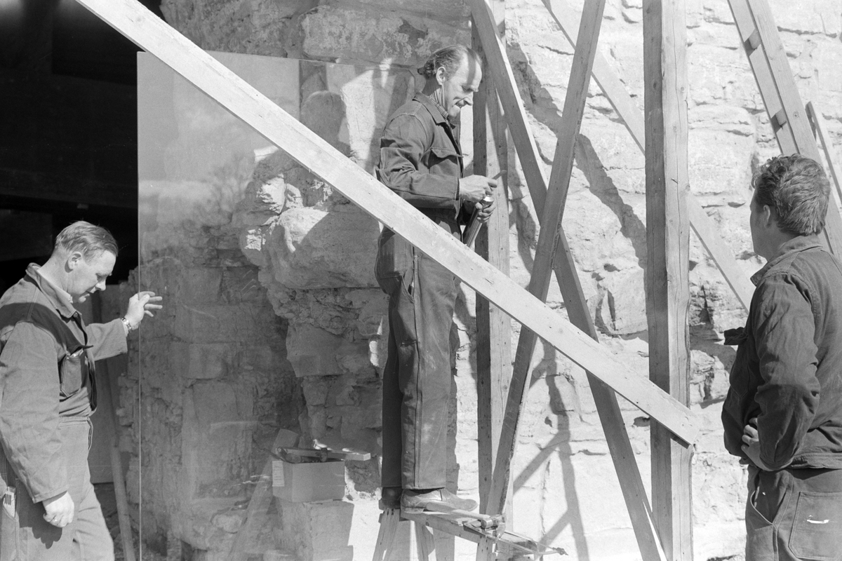 STORHAMARLÅVEN, Hedmarksmuseet, BYGGING AV VINDUER, C-FLØY, AULA, HDH. 03. Innsetting av glass, Borgporten, Storhamarlåven.