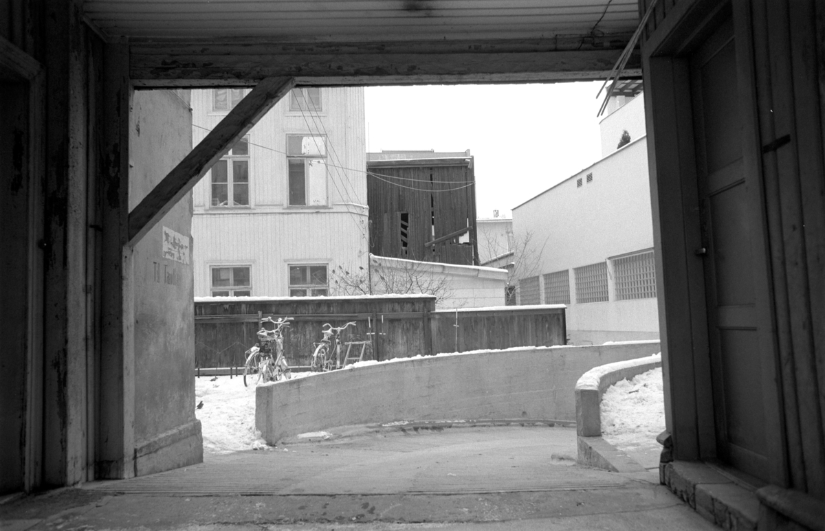 Hamar, Parkgata 2, bakgård, skilt til tannlege Per Glorvigen.