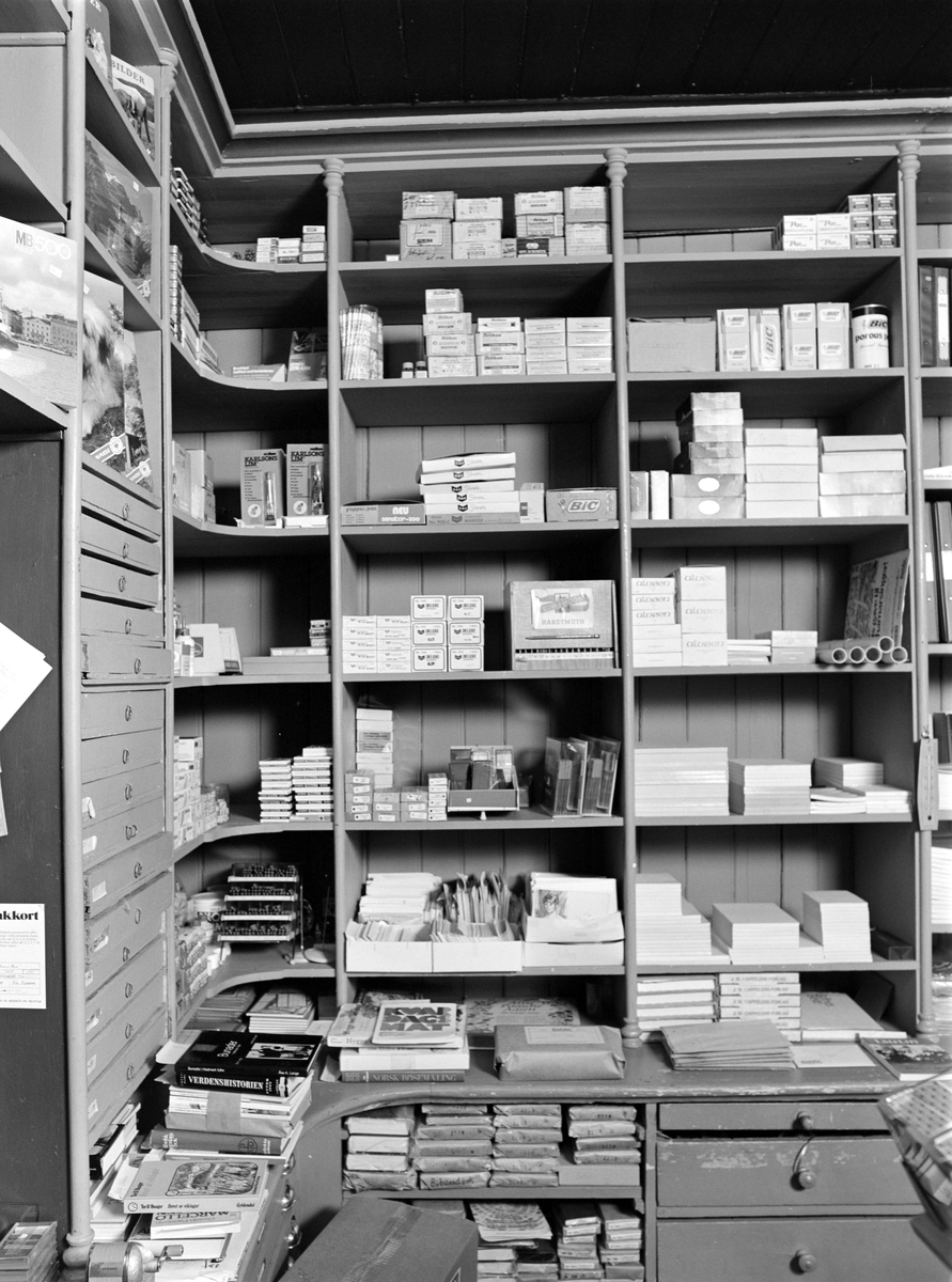 Emil Lies bokhandel i Strandgata 63, Hamar, butikk, interiør. Forretningen ble nedlagt i 1982.. 