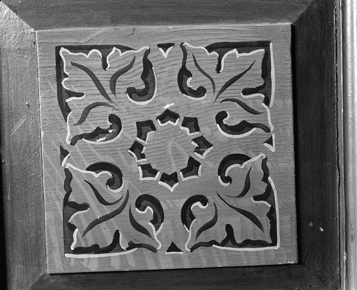 Emil Lies bokhandel i Strandgata 63, Hamar, butikk, interiør. Butikkinnredning. Detalj Sjablongmaling. Forretningen ble nedlagt i 1982.. 