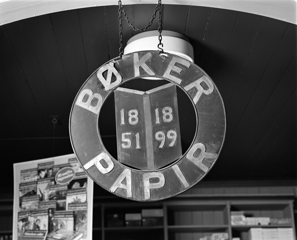 Emil Lies bokhandel i Strandgata 63, Hamar,  interiør. Detalj. Forretningen ble nedlagt i 1982.. 