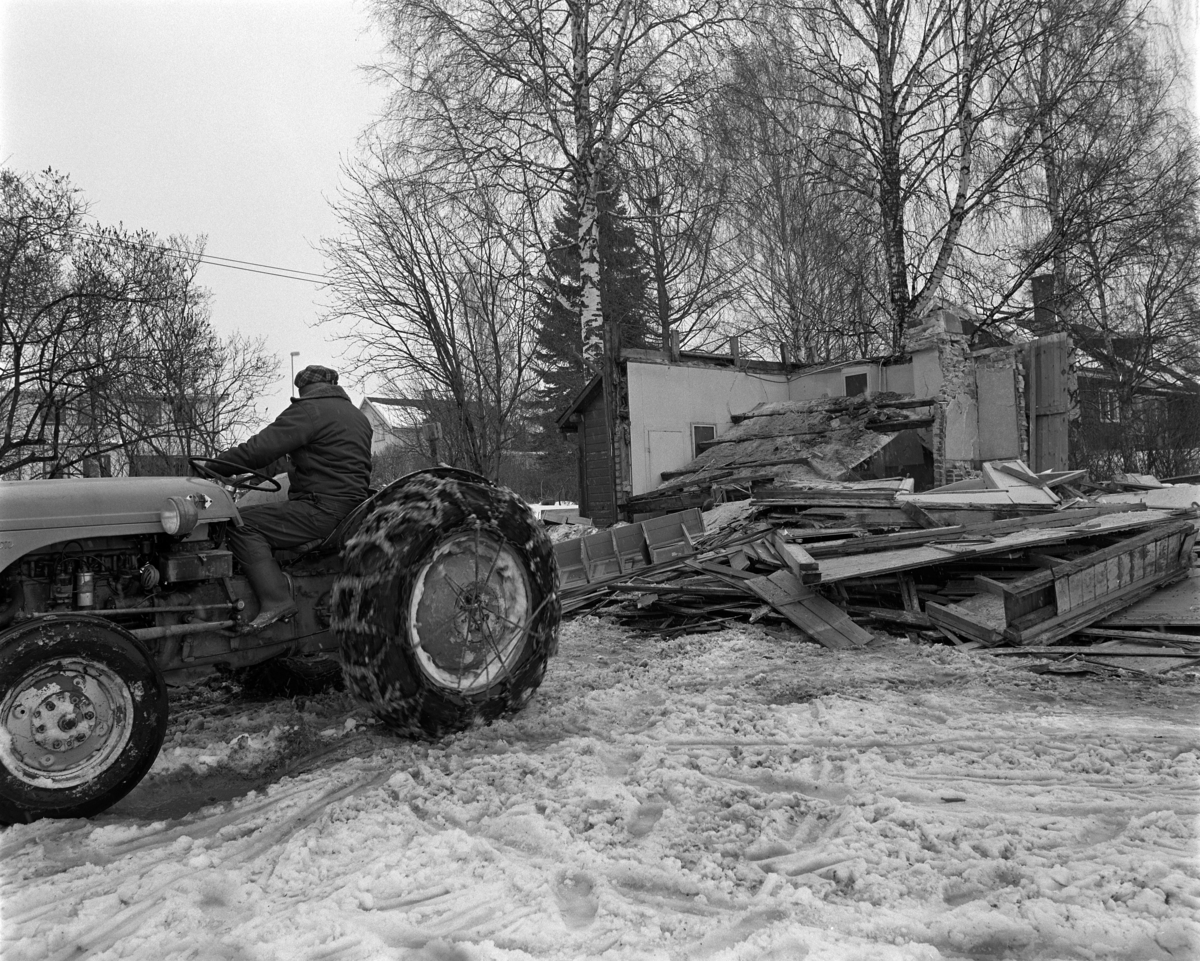 Torbjørn Furuli på traktor Massey Ferguson "Gråtass" og Arne Johanessen river Jønsrudbygningen på Hedmarksmuseet.. hdh 88. 