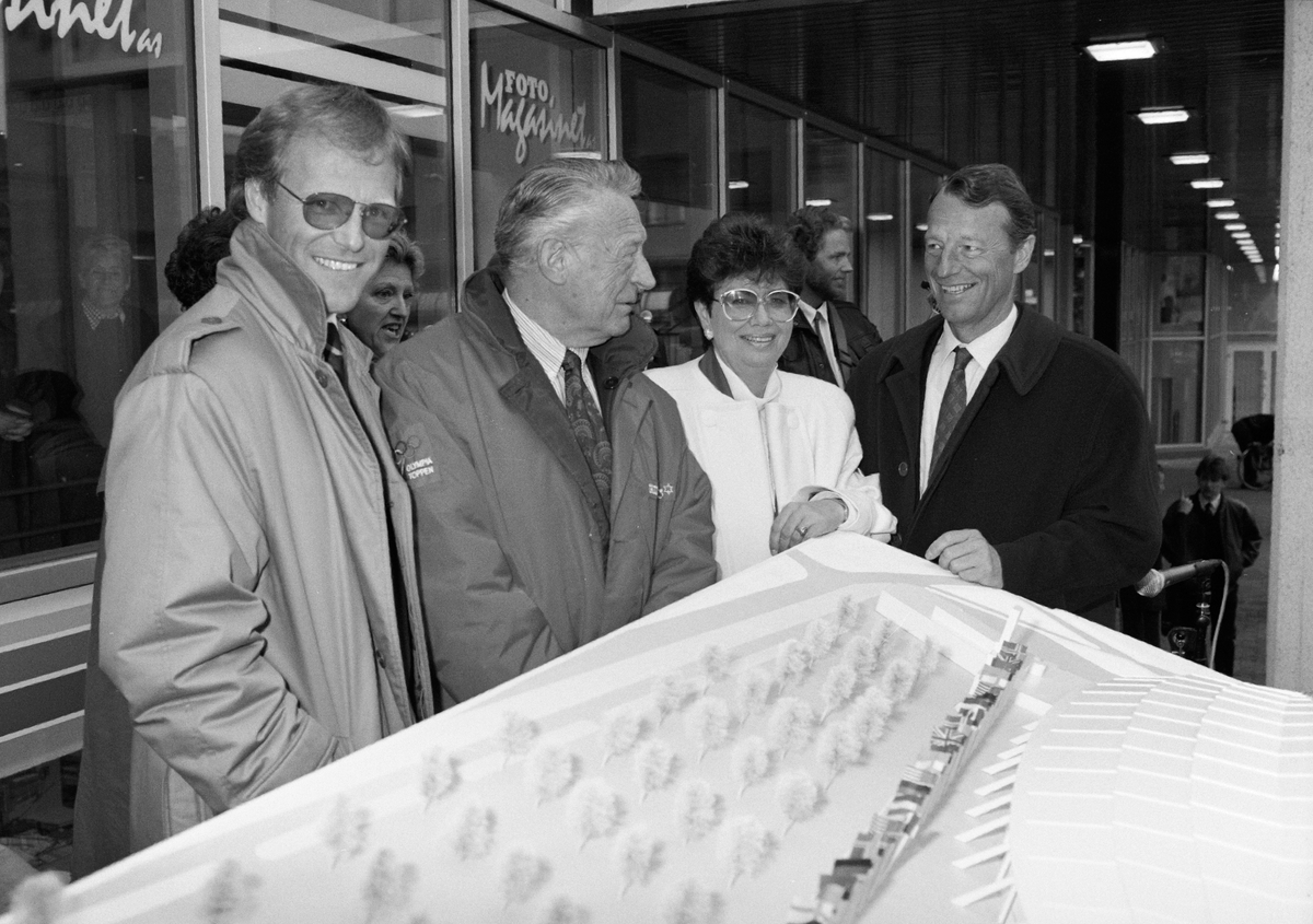 I 1991 ble vinneren av arkitektkonkurransen for Hamar Olympiske Anlegg, Vikingskipet gjort kjent. Det var et samarbeid mellom arkitektene Niels Torp A/S og Biong & Biong som vant. Fra venstre: Hans Erik Stadshaug, skøyteløper Hjalmar Andersen, varaordfører Liv Marit Tokle og Gerhard Heiberg.