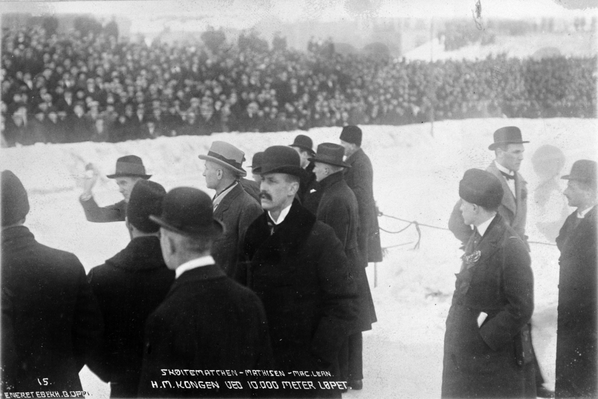H. M. K Haakon på skøyteløp på Frogner stadion i Oslo. 
I februar 1920 vant Oscar Mathisen den uoffisielle tittelen Professional World Champion, etter å ha slått sin amerikanske utfordrer Bobby McLean i en duell over fire distanser foran et stort publikum på Frogner stadion. 
Oscar Wilhelm Mathisen (født 4. oktober 1888, død 10. april 1954) var en norsk skøyteløper som representerte Kristiania Skøiteklubb. 