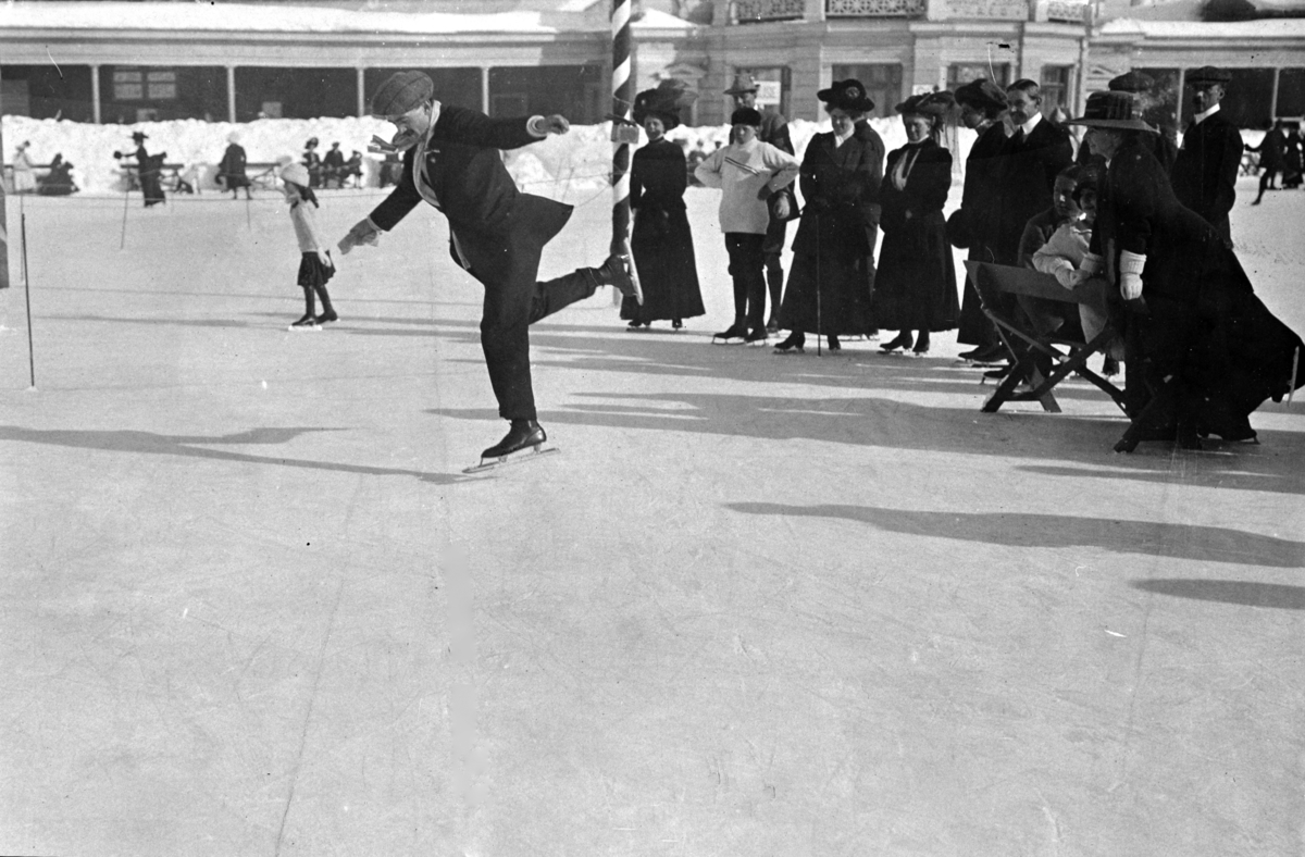 Oscar Mathisen i Davos, "kunstløp"
Oscar Wilhelm Mathisen (født 4. oktober 1888, død 10. april 1954) var en norsk skøyteløper som representerte Kristiania Skøiteklubb. 