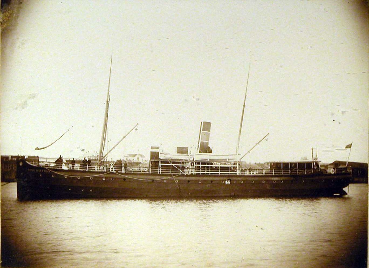 D/S "Kong Halfdan" (NFDS) ligger fortøid i Hammerfest 1902.