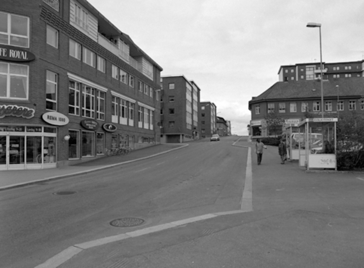 STORHAMARGATA, BASARENE, BUSSHOLDEPLASS, HAMAR. FOTO ERIK MOSTUE 26. 05. 1997. 