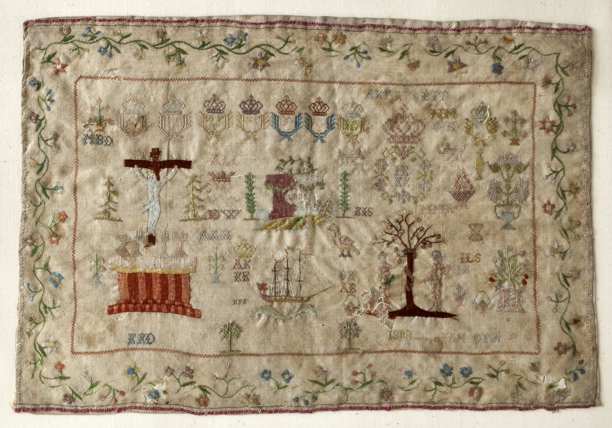 Broderi på kulørt silke på gylden ull. En blomsterranke i plattsøm rammer inn bildemotivene: gravsten med monogram, alter med krusifix, syndefallmotivet, seilskip, urne med blomster, fugler, trær, kronede monogramer.