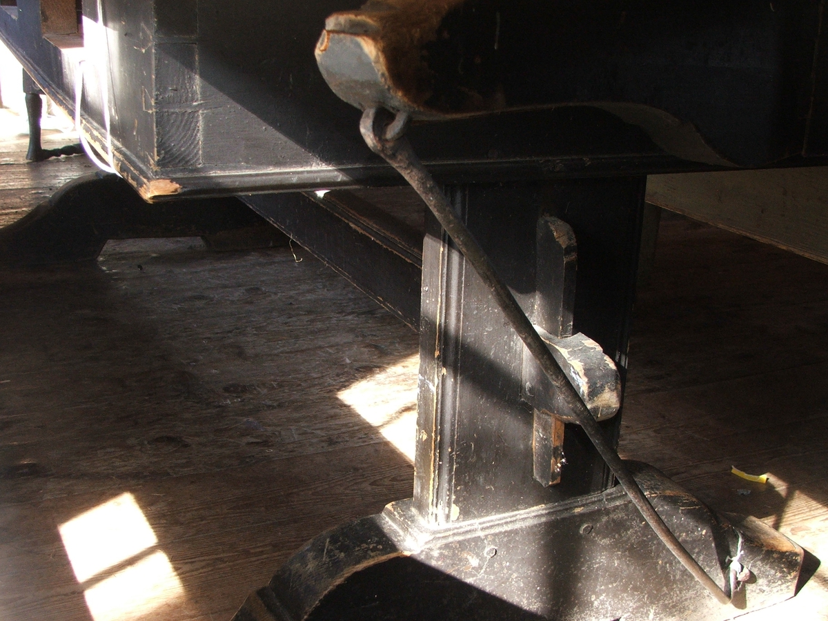 Langbordet består av to planker i bordflata, og tre planker i klaffen. Klaffen er malt med sjablonger med stjernemotiv og åttekantet blomstermotiv. Bordet har en støtte av jern til å holde klaffen oppe. Understell av to vanger med kiler og en strekkfisk i mellom. Bordet har sarg. Det er to åpninger hvor det har vært skuffer.