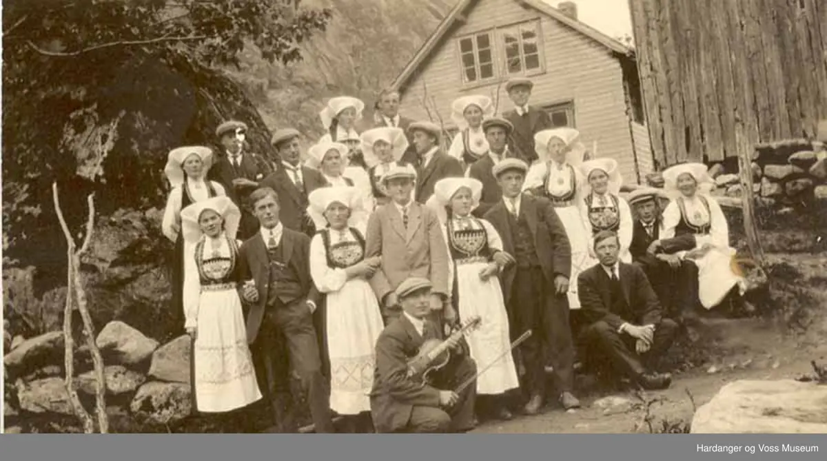Gruppe, kvinner, menn, bunad, bryllaup, fele, hus, uthus, tre. Bryllaup i Simadalen. 2. dagen